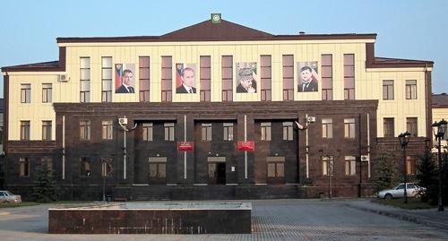 Администрация Курчалоя. Фото: Alkhimov Maxim, CC BY 3.0, https://commons.wikimedia.org/w/index.php?curid=54403409 Администрация Курчалоя. Фото: Alkhimov Maxim, CC BY 3.0, https://commons.wikimedia.org/w/index.php?curid=54403409