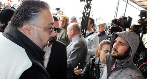 Работники кафе спорят с главой муниципалитета "Кентрон" Виктором Мнацаканяном Фото Тиграна Петросяна для "Кавказского узла"