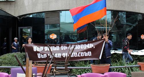 Сотрудники кафе растянули транспарант с надписью "Ваш голос не сковать, наша песня не умрет" Фото Тиграна Петросяна для "Кавказского узла"
