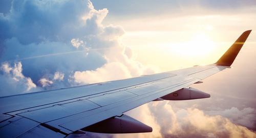Крыло самолёта в полёте. Фото pixaby.com