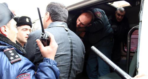 Задержание участника акции протеста против сноса кафе в Ереване 14 марта 2019 года. Фото Тиграна Петросяна для “Кавказского узла”. Задержание участника акции протеста против сноса кафе в Ереване 14 марта 2019 года. Фото Тиграна Петросяна для “Кавказского узла”.