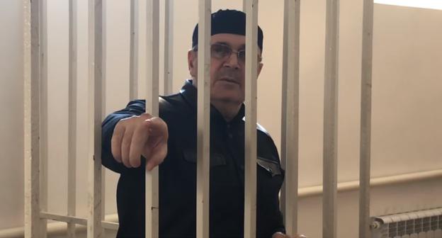 Оюб Титиев в зале суда. Скриншот с видео "Кавказского узла" https://youtu.be/FuRGvYsWIJ8