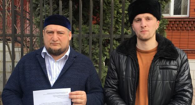 Председатель Собрания инициативной группы Магомед Муцольгов (слева) у здания избиркома Ингушетии 20 марта 2019 года. Фото из блога Магомеда Муцольгова на "Кавказском узле", https://www.kavkaz-uzel.eu/blogs/342/posts/37019?fbclid=IwAR1G5W_YbKvd3f6EkhufLuaXjjDOh5lKwOeb1gRNSotNxnxFMEXMWmR4EgY