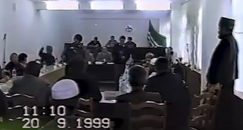 Заседание Парламента ЧРИ 1999 года. Фото: кадр видео ЧГТРК "Грозный" Эксклюзивная съемка заседания Парламента ЧРИ 1999 года
 https://www.youtube.com/watch?time_continue=23&v=S0BtM_aoTAs
