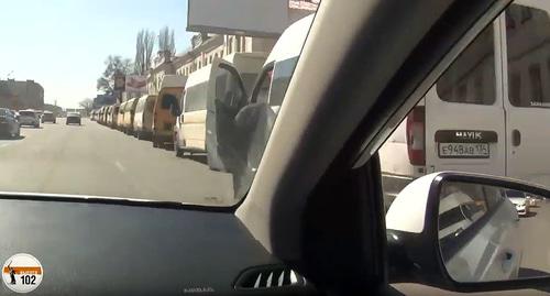 Вид из автомобиля на колонну маршруток в центре Волгограда 20.03.2019. Фото: кадр видео "«Парад ГАЗелей»: в центре Волгограда собрались «на отдых» водители маршруток". 20 марта 2019 года https://youtu.be/QhwTsMM-JKM