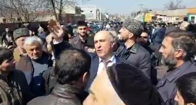 Ахмед Погоров пытается успокоить людей в Назрани 27 марта 2019 года. Фото: кадр видео oskanov https://t.me/fortangaorg/2608
