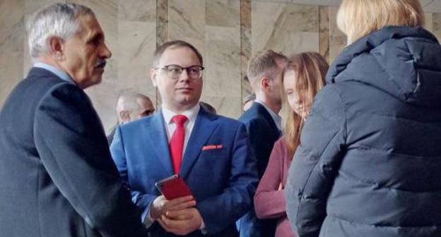 Представители Свидетелей Иеговы* в здании Верховного суда КБР. 1 марта 2019 г. Фото Людмилы Маратовой для "Кавказского узла"