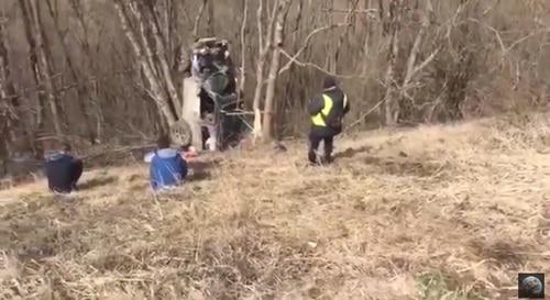 Авария во время автогонки по трассе ралли-рейда в Геленджике. Скриншот видео "В Геленджике на джип-триале погиб спортсмен" пользователя Black-White News в Youtube, https://www.youtube.com/watch?v=fiR3vyN9FK8