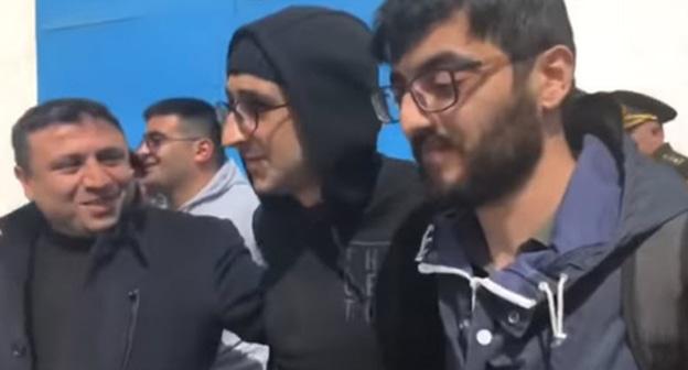 Байрам Мамедов (в центре) после помилования. Скриншот с видео MeydanTV в Youtube https://www.youtube.com/watch?v=SLRlTINa17c
