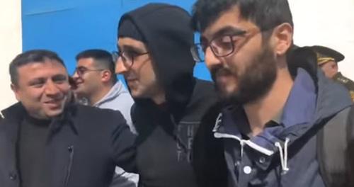 Байрам Мамедов (в центре) после помилования. Скриншот с видео MeydanTV в Youtube https://www.youtube.com/watch?v=SLRlTINa17c
Байрам Мамедов (в центре) после помилования. Скриншот с видео MeydanTV в Youtube https://www.youtube.com/watch?v=SLRlTINa17c