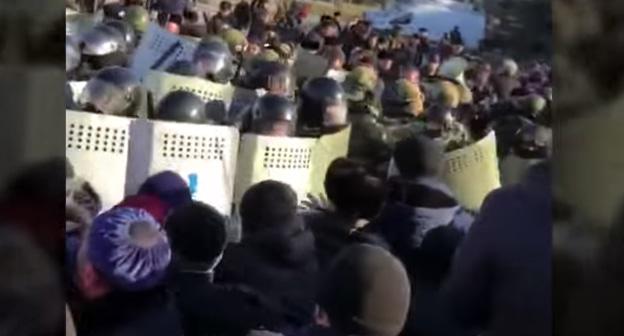 Стихийная акция протеста на трассе у въезда в Назрань. Фото: кадр видео Caucasian Knot https://www.youtube.com/watch?v=B7vqt3Qx1bE
