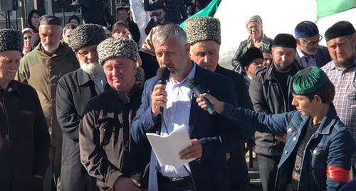 Выступает Барах Чемурзиев (в центре) на митинге в Магасе. Октябрь 2018 г. Скриншот видео 
Ингушская Осень
https://www.youtube.com/watch?v=t3hE6Hf9SSQ