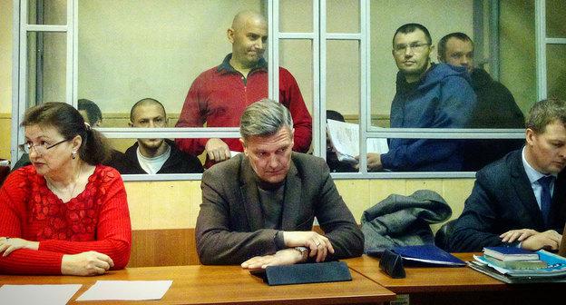Заседание по ялтинскому делу "Хизб ут-Тахрир" в Ростовском гарнизонном военном суде. Стоят Муслим Алиев, Эмир-Усеин Куку и Вадим Сирук. Фото Константина Волгина для "Кавказского узла"
