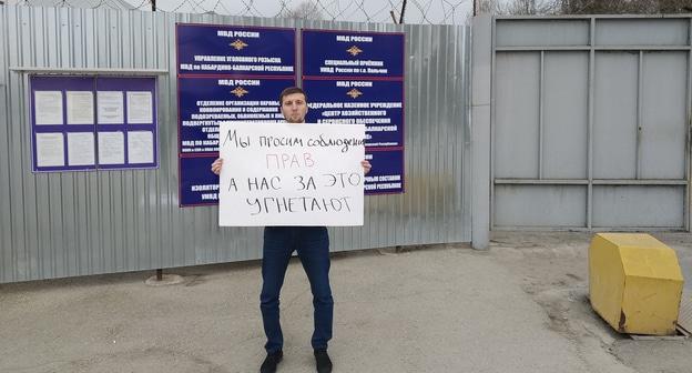 Исмаил Нальгиев на пикете в Нальчике 6 апреля 2019 года. Фото Умара Йовлоя для «Кавказского узла»