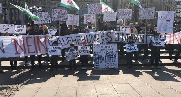 Митинг в поддержку ингушских активистов в Гамбурге 7 апреля. Фото: скриншот с видео на канале в Youtube
Фортанга Org https://www.youtube.com/watch?v=Qc0fonXrffc&feature=youtu.be