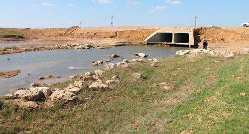 Дамба через реку Кара-Сал в поселке Каажихин. Фото Пресс-служба ОНФ Калмыкии https://onf.ru/2018/05/04/onf-v-kalmykii-prosit-prokuraturu-razobratsya-s-situaciey-vokrug-razrushennoy-damby-v/