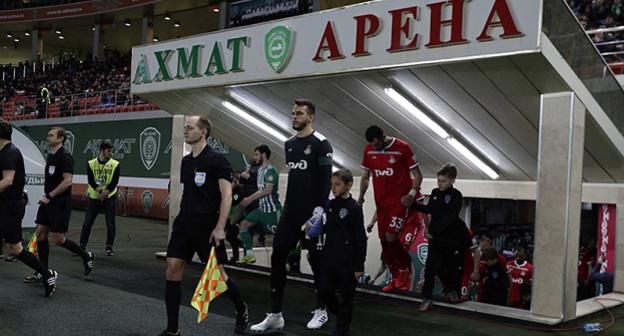 Футболисты выходят на поле "Ахмат-арены" 13 апреля 2019 года. Фото: пресс-служба ФК "Локомотив"
https://www.fclm.ru/ru/publications/news/19888