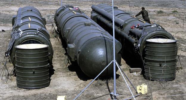 Связка из трёх ракет РСД-10, подготовленных к уничтожению. Испытательный полигон Капустин Яр. Россия , Астраханская область. Фото https://ru.wikipedia.org/wiki/Капустин_Яр#/media/File:RIAN_archive_478552_Bundled_RSD-10_missiles_prepared_for_demolition.jpg
