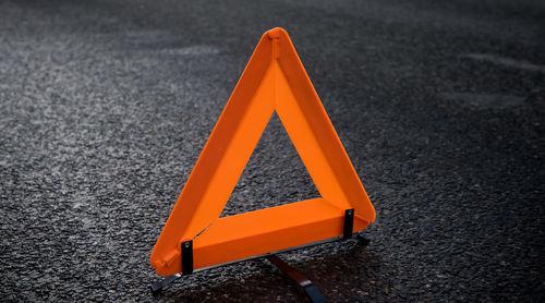 знак аварии на дороге.  Фото Елены Синеок, Юга.ру
