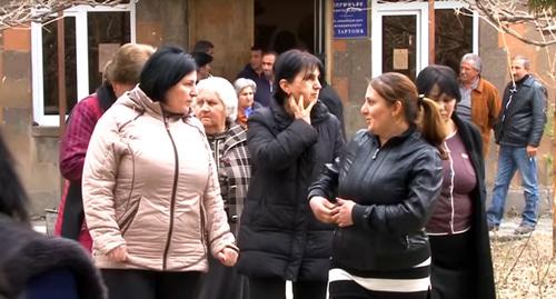 Участники конфликта в армянском селе Зартонк. Фото: кадр видео ALT TV https://www.youtube.com/watch?time_continue=65&v=Lyhh1i4e_Gw Участники конфликта в армянском селе Зартонк. Фото: кадр видео ALT TV https://www.youtube.com/watch?time_continue=65&v=Lyhh1i4e_Gw