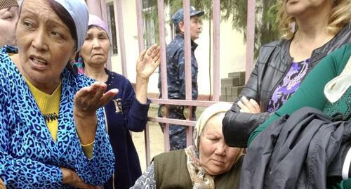 Родственники задержанных активистов у здания Ногайского районного суда, 13 апреля 2019 года. Фото Гульмиры Тангатаровой для "Кавказского узла" Родственники задержанных активистов у здания Ногайского районного суда, 13 апреля 2019 года. Фото Гульмиры Тангатаровой для "Кавказского узла"