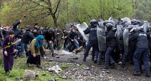 Участники нападения на сотрудников полиции во время митинга, проведенного жителями Панкисского ущелья, которые протестуют против запланированного строительства гидроэлектростанции, недалеко от села Биркиани, Грузия, 21 апреля 2019 года. REUTERS / Екатерина Анчевская
Выделите текст, чтобы посмотреть примеры
Участники нападения на сотрудников полиции во время митинга, проведенного жителями Панкисского ущелья, которые протестуют против запланированного строительства гидроэлектростанции, недалеко от села Биркиани, Грузия, 21 апреля 2019 года. REUTERS / Екатерина Анчевская
Выделите текст, чтобы посмотреть примеры