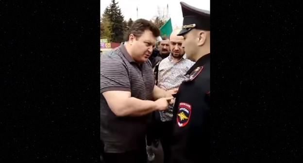 Скриншот видео спора активистов с силовиками в Нальчике в День черкесского флага 25 апреля 2019 года, https://www.youtube.com/watch?v=S1XrPZXijI4&t=199s
