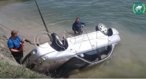 Спасатели достают автомобиль из воды. Скриншот с видео "Автомобиль «улетел» в Дон под Ростовом — пять человек погибло. ФАН-ТВ" https://www.youtube.com/watch?v=Rsko5JD9bR8 Спасатели достают автомобиль из воды. Скриншот с видео "Автомобиль «улетел» в Дон под Ростовом — пять человек погибло. ФАН-ТВ" https://www.youtube.com/watch?v=Rsko5JD9bR8