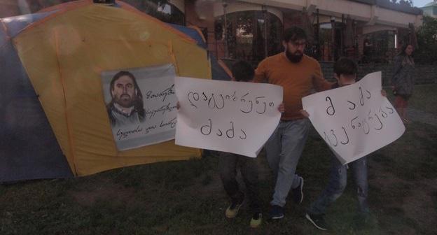 Брат Георгия Мамаладзе Торнике со своими племянниками на акции протеста 3 мая 2019 года. Фото Беслана Кмузова для "Кавказского узла"