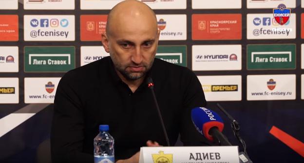 Главный тренер ФК "Анжи" Магомед Адиев. Фото: скриншот с видео на канале в Youtube Футбольный клуб "Енисей" https://www.youtube.com/watch?v=fk-Lt-_w_m8