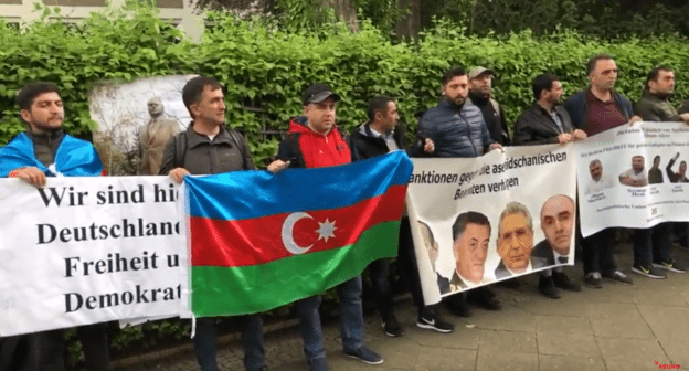 Акция протеста против памятника Гейдару Алиеву в Бухаресте. Берлин, 10 мая 2019 года. Скриншот видео, https://youtu.be/hqhTjeK2ntM