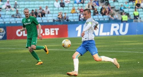 Игрок футбольного клуба "Сочи". Фото: пресс-служба ФК "Сочи", http://www.pfcsochi.ru/mediabank/365/ Игрок футбольного клуба "Сочи". Фото: пресс-служба ФК "Сочи", http://www.pfcsochi.ru/mediabank/365/
