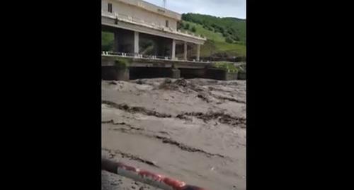 Паводок в Телавском районе Грузии. Скриншот видео пользователя Georgian Broadcaster https://www.youtube.com/watch?v=kmfhxb-c1n8&feature=youtu.be
Паводок в Телавском районе Грузии. Скриншот видео пользователя Georgian Broadcaster https://www.youtube.com/watch?v=kmfhxb-c1n8&feature=youtu.be