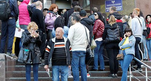 Люди стоят в очереди возле офиса местной миграционной службы, прежде чем подавать заявления на получение российских паспортов. Донецкая область, май 2019 г. Фото: REUTERS/Alexander Ermochenko