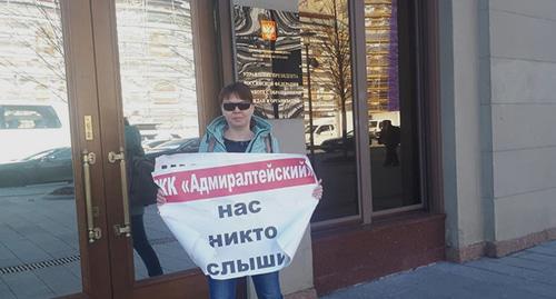Пикет дольщицы ЖК "Адмиралтейский". Фото: Марина Тесленко для "Кавказского узла" Пикет дольщицы ЖК "Адмиралтейский". Фото: Марина Тесленко для "Кавказского узла"