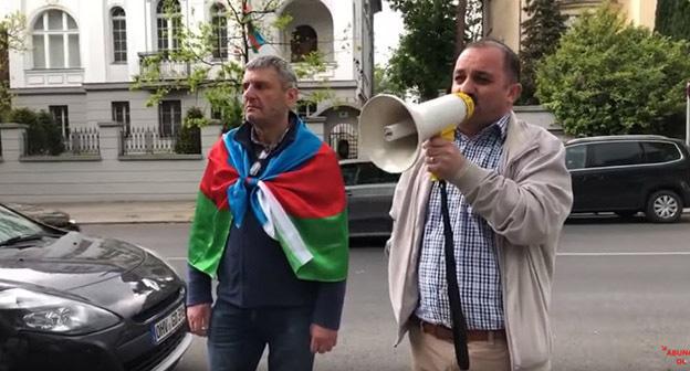 Акция протеста против памятника Гейдару Алиеву в Бухаресте. Берлин, 10 мая 2019 года. Скриншот видео Mühacir TV https://www.youtube.com/watch?v=hqhTjeK2ntM&feature=youtu.be

