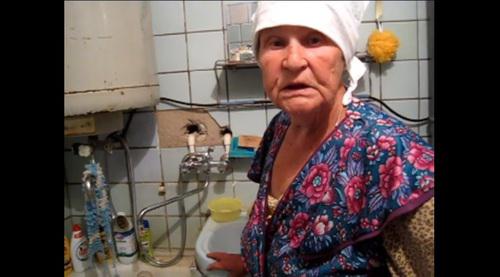 Жительница поселка рассказывает о проблемах с водоснабжением. Фото: кадр видео Наталии Заброды https://www.youtube.com/watch?v=UzQfLwm0Wpc&t=47s