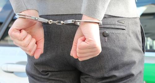 Человек в наручниках. Фото: https://pixabay.com