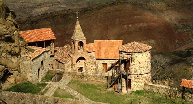 Монастырский комплекс "Давид Гареджи". Фото: Paata Vardanashvili from Tbilisi, https://ru.wikipedia.org/wiki/Давид-Гареджа#/media/File:David_Gareja_monastery_complex.jpg