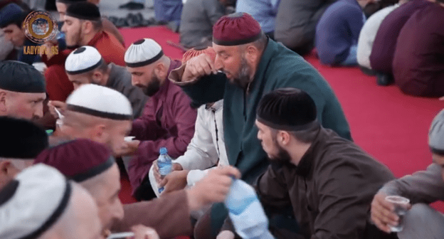 Массовый ифтар в Грозном 31 мая 2019 года. Скриншот видео. https://vk.com/ramzan?w=wall279938622_403459