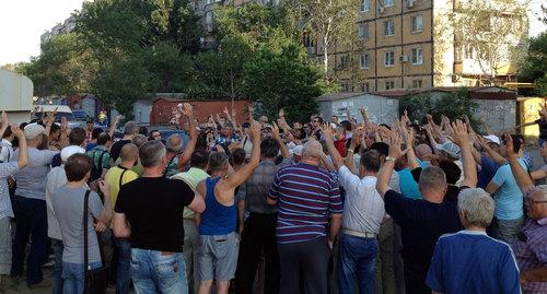 Народный сход на улице Рылеева в Астрахани. Фото Алены Садовской для "Кавказского узла"
Народный сход на улице Рылеева в Астрахани. Фото Алены Садовской для "Кавказского узла"