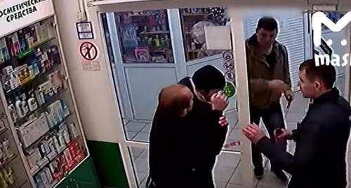 Скриншот видео избиения полицейскими уроженца Дагестана. Кадр видео Breaking Mash https://www.youtube.com/watch?v=MamA4pnlMEE&feature=youtu.be&has_verified=1 Скриншот видео избиения полицейскими уроженца Дагестана. Кадр видео Breaking Mash https://www.youtube.com/watch?v=MamA4pnlMEE&feature=youtu.be&has_verified=1