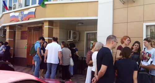 Родственники подозреваемых по делу "О свидетелелях Иеговы" во дворе Советского райсуда в ожидании решения суда. 3 июня 2019 г. Фото Мурада Мурадова для "Кавказского узла"
