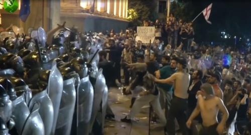 Протестующие и полицейские в Тбилиси, ночь на 21 июня. Стоп кадр видео "Кавказского узла",https://www.kavkaz-uzel.eu/videos/5433 Протестующие и полицейские в Тбилиси, ночь на 21 июня. Стоп кадр видео "Кавказского узла",https://www.kavkaz-uzel.eu/videos/5433