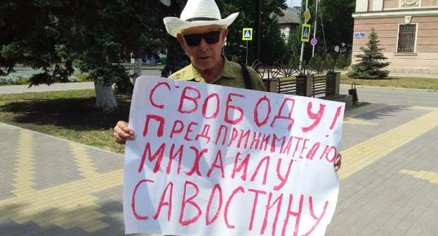 Виктор Круглов во время одиночного пикета в поддержку Михаила Савостина. Минеральные Воды, 25 июня 2019 г. Фото Аси Капаевой для "Кавказского узла"