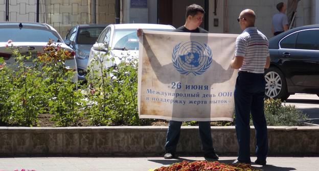 Руководитель отделения Комитета против пыток Сергей Романов проводит одиночный пикет в центре Анапы. Фото Анны Грицевич для "Кавказского узла"