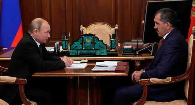 Владимир Путин и Юнус-Беком Евкуровым на встрече, в ходе которой принял отставку главы Республики Ингушетия . Фото http://kremlin.ru/events/president/news/60832