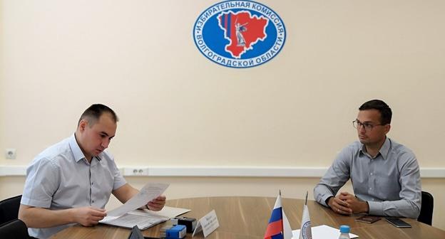 Дмитрий Любитенко (справа) в избиркоме Волгоградской области. Фото: пресс-служба областной избирательной комиссии http://ikvo.ru/news/7/17052/