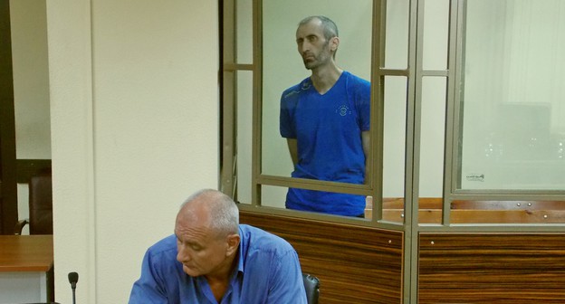 Аслан Яндиев (стоит) и его адвокат по назначению Сергей Заикин (сидит) на оглашении приговора. Фото Константина Волгина для "Кавказского узла"