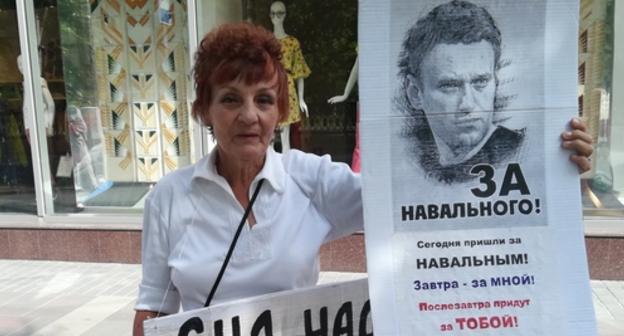 Галина Тихенко проводит одиночный пикет в поддержку Навального. Волгоград, 6 июля 2019 года. Фото Татьяны Филимоновой для "Кавказского узла".